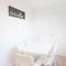 The Comet - 5 separate beds & 3 bathrooms - Burton upon Trent