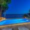Beachfront Casa Ahoi with 2 bedrooms, heated pool, amazing sea views - Omiš