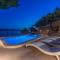 Beachfront Casa Ahoi with 2 bedrooms, heated pool, amazing sea views - Omiš