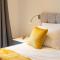 Cosy 1 Bed Apartment in Centre of St Albans - FREE Parking - 5 min walk to St Albans city centre & Railway station - Big Savings on Longer Stays!!