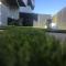 Hedonist-Luxury 2 bedroom apartment with private HOT TUB, garden and free parking