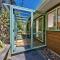 Seaview, Sun and Surf - Piha Holiday Home