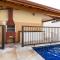 Casa ampla e arejada, com piscina e churrasqueira - 03 dormitórios