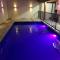 Casa ampla e arejada, com piscina e churrasqueira - 03 dormitórios