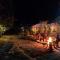 Monkey Mud House and Camps, Bir