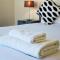 Marina living with parking, balcony, quiet and secure