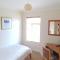 Bassett House with 3 bedrooms, fast Wi-Fi and off road parking