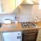 Bassett House with 3 bedrooms, fast Wi-Fi and off road parking