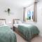 Albatross House - Comfy Home with Parking