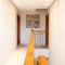ESPAÇO 250 - Apto mobiliado, 3 quartos, sendo uma suíte, banheiro social, cozinha completa, sala de estar, ar condicionado, tv e internet