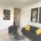 Hedonist-Luxury 2 bedroom apartment with private HOT TUB, garden and free parking