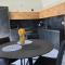 Hedonist-Luxury 2 bedroom apartment with private HOT TUB, garden and free parking