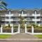 The Beach House 3BR Waterfront Apartment, Own WIFI - Trinity Beach