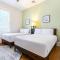 Hosteeva Chic 4 BR Condo with High-end Upgrades Pool & Perfect Location - New Orleans