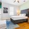 Modern 5 BR Condo - Large Pool - Near Everything