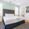 Modern 5 BR Condo - Large Pool - Near Everything