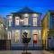 Hosteeva Amazing 4 BR Modern Condo with Balcony Near Frnch Quarter