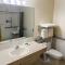 Sisters Inn & Suites - سيسترز