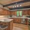 Sleek Cabin with Deck, 8 Miles to Mount Snow and Hikes - 威尔明顿