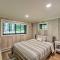 Sleek Cabin with Deck, 8 Miles to Mount Snow and Hikes - 威尔明顿