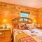 Mountain-View Maggie Valley Home with 2 Decks! - 韦恩斯维尔