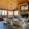 2 BR Cabin with Hot Tub, Deck, Fire Pl - بانير إلك