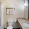 Econo Lodge Inn & Suites