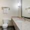 Econo Lodge Inn & Suites