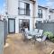 Greenwich Townhouse with Parking and Air-Con