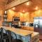Creekside Cabin with Hot Tub, Mtn Views and More! - 米纳勒尔布拉夫