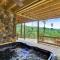 Creekside Cabin with Hot Tub, Mtn Views and More! - 米纳勒尔布拉夫