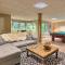 Spacious Elk Mountain Sanctuary with Deck and Views! - أشفيل