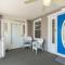 Beach Block 7 bdrms Parking Patio and Sunroom