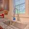 Relaxing Broken Bow Bungalow with Hot Tub and Deck! - Брокен-Боу