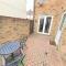 Friars Walk houses with 2 bedrooms, 2 bathrooms, fast Wi-Fi and private parking - Sittingbourne