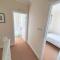 Friars Walk houses with 2 bedrooms, 2 bathrooms, fast Wi-Fi and private parking - Sittingbourne