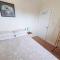 Friars Walk houses with 2 bedrooms, 2 bathrooms, fast Wi-Fi and private parking - 锡廷伯恩