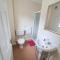 Friars Walk houses with 2 bedrooms, 2 bathrooms, fast Wi-Fi and private parking - Sittingbourne