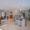 HaHei Haven - Sunny Hahei Escape w Large Lawn, BBQ & Relaxed Coastal Living