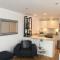 Seaview, Luxury apartment, 2 min walk to Porth Beach - 纽基