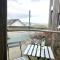 Seaview, Luxury apartment, 2 min walk to Porth Beach - 纽基