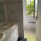 Chambre spacieuse indépendante dans villa plus parking privée - 勒卡内