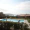 Panorama lake view, pool & garden, 2 bathrooms, kingsize & single-beds, fast Internet