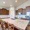Lake-View Escape with Private Beach Resort Access! - جاردن سيتي