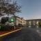 HomeTowne Studios by Red Roof Orlando South