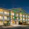 HomeTowne Studios by Red Roof Lake Charles - Sulphur - سولفور