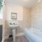 3 Bedroom Saks - 2 Living Area House in Newland Ave Hull
