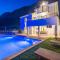 Villa Flora with a 53 sqm private pool with Cinema room with projector and 4 en-suite bedrooms - Gata