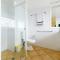 Main Beach Waterfront Apartment