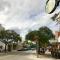 Mango Beach Retreat- Close to Palm Beach Downtown Eats Drinks Shopping